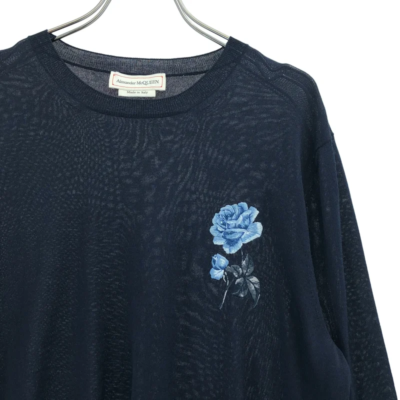 ALEXANDER MCQUEEN / アレキサンダーマックイーン | ウール レーヨン ワンポイント フラワー 刺しゅう ニット | M | ネイビー | メンズ ALEXANDER MCQUEEN / アレキサンダーマックイーン | ウール レーヨン